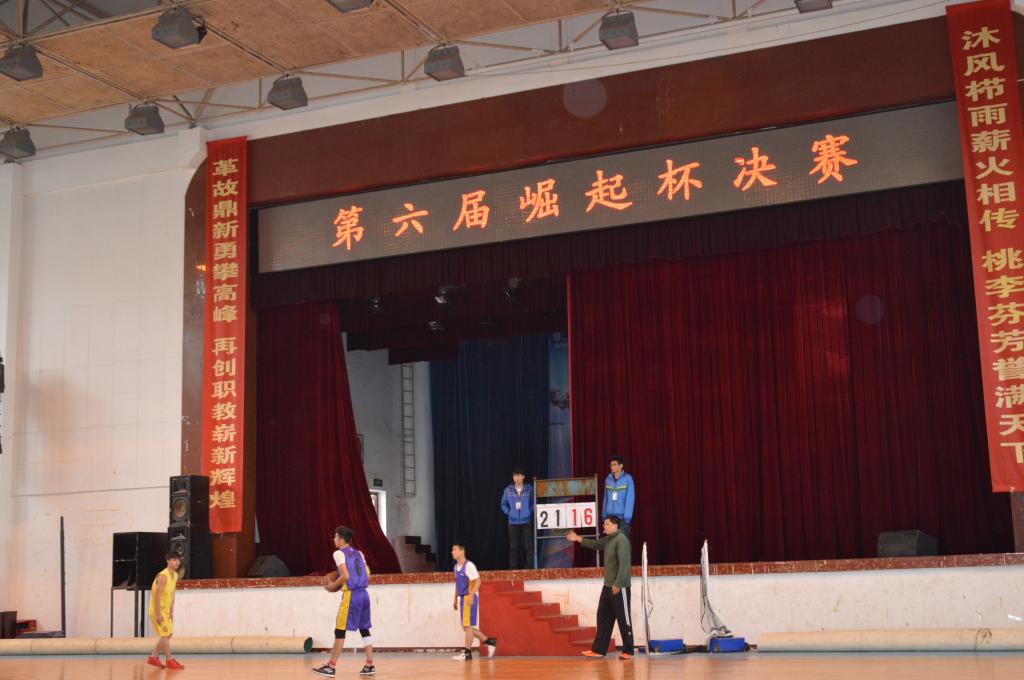 我系队员发球